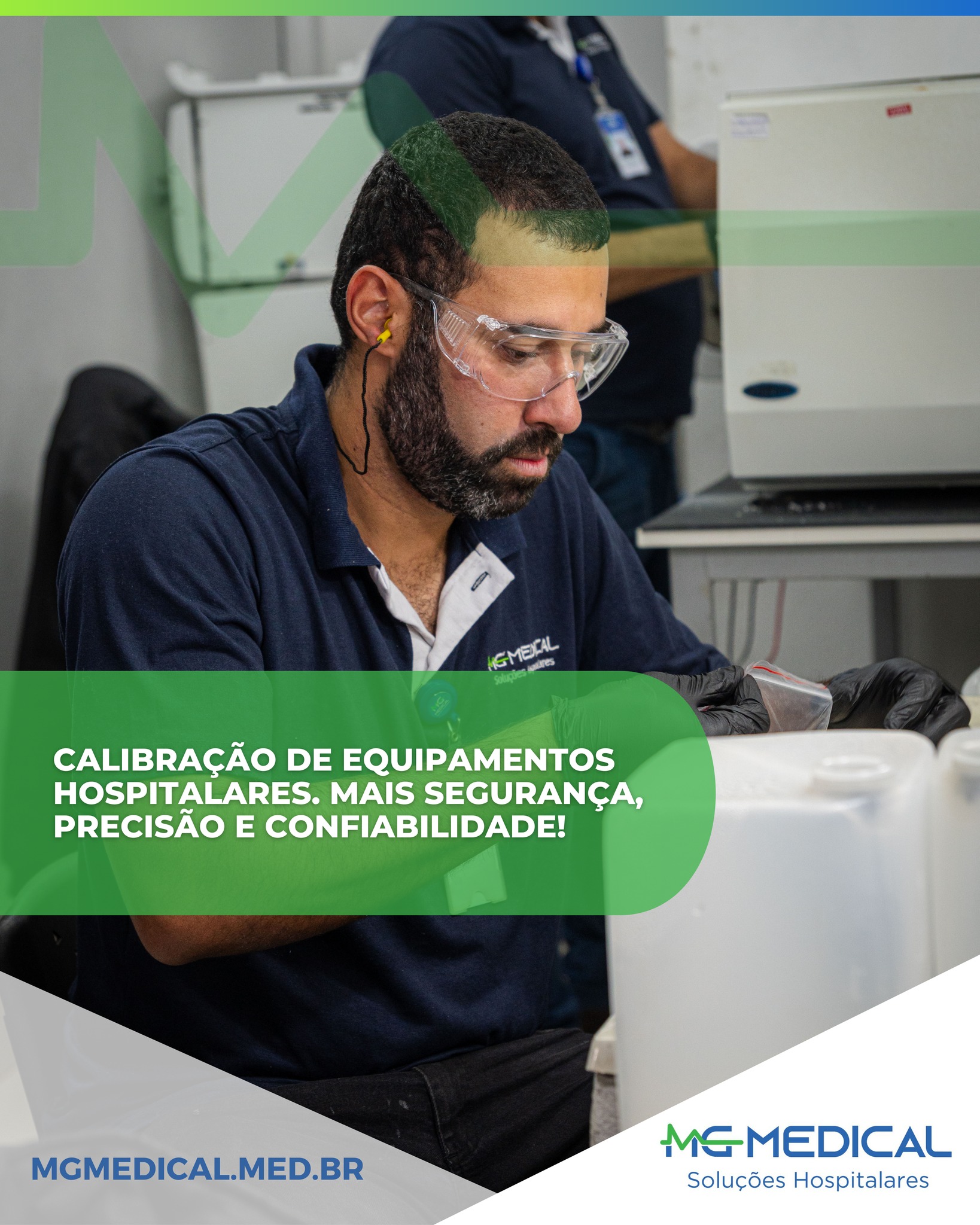 Técnico de engenharia clínica realizando calibração